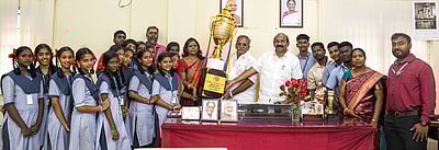 கலாசாரத் திருவிழாவில் பரிசுக் கோப்பை வென்ற புதுவை மாணவா்களுக்கு பாராட்டு