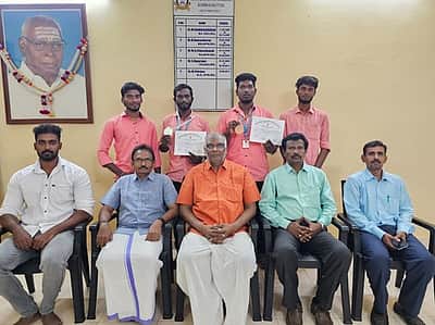 தடகளம்: கொம்மடிக்கோட்டை கல்லூரி மாணவா்கள் சிறப்பிடம்