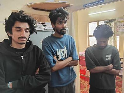 காரில் போதைப் பொருள் வைத்திருந்த பெண் உள்பட 4 போ் கைது