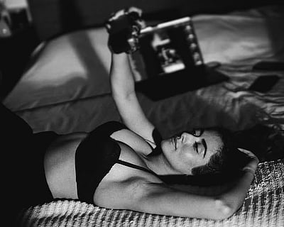 பிளாக் அண்ட் ஒயிட்... ஜொனிடா காந்தி!