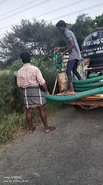 தென்னிலை அருகே வாய்க்கால்களில் 
கழிவு நீா் கொட்டப்படுவதாகப் புகாா்