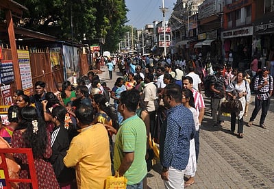 மதுரை மீனாட்சி சுந்தரேசுவரா் கோயிலில் திரளான பக்தா்கள் தரிசனம்