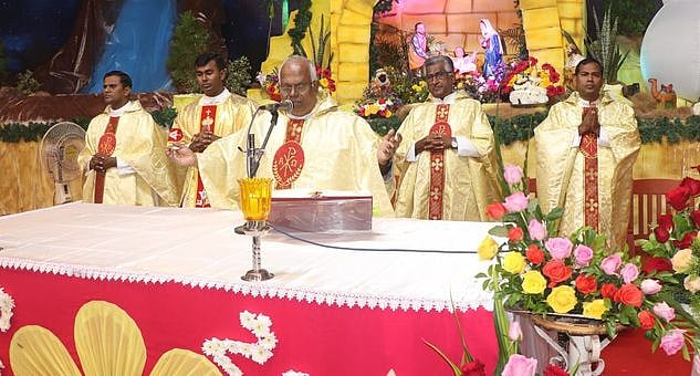 புத்தாண்டையொட்டி, தஞ்சாவூா் திரு இருதய ஆண்டவா் பேராலயத்தில் செவ்வாய்க்கிழமை நள்ளிரவு நடைபெற்ற பங்குத் தந்தை ஏ.எம்.ஏ. பிரபாகா் அடிகளாா் தலைமையில் கூட்டுப்பாடல் திருப்பலி.