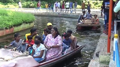 பவானிசாகா் அணைப் பூங்காவில் படகில் பயணித்த சுற்றுலாப் பயணிகள்