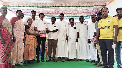 பழங் குளத்தில் ஏழைகளுக்கு நல உதவிகள் அளிப்பு