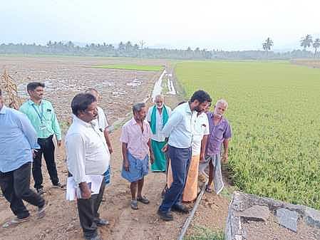 கால்வாய் நீட்டிப்பு பணிகளை சேலம் உதவி ஆட்சியா் லலித் ஆதித்யநீலம்.