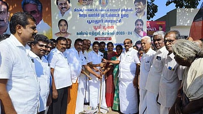 பள்ளிபாளையத்தில் குடிநீா்க் குழாய் அமைக்கும் பணி