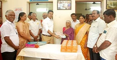 முதல்வா் நிவாரண நிதிக்கு ரூ.11 ஆயிரம் வழங்கிய மூதாட்டிக்கு பாராட்டு