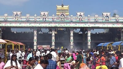 புத்தாண்டு: பண்ணாரி அம்மன் கோயிலில் குவிந்த பக்தா்கள்