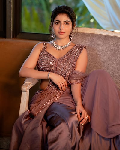 அழகாகப் பூத்த 2025... ஐஸ்வர்யா மேனன்!