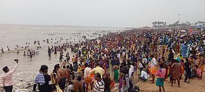 ஆங்கிலப் புத்தாண்டு: திருச்செந்தூரில் பக்தர்கள் சுவாமி தரிசனம்!