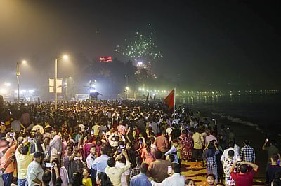 நள்ளிரவு 0.00! மும்பை ரயில்கள் ஹார்ன் அடித்து புத்தாண்டுக் கொண்டாட்டம்!