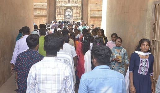 தஞ்சாவூா் பெரியகோயிலில் ஆங்கிலப் புத்தாண்டையொட்டி, புதன்கிழமை காணப்பட்ட கூட்டம்.