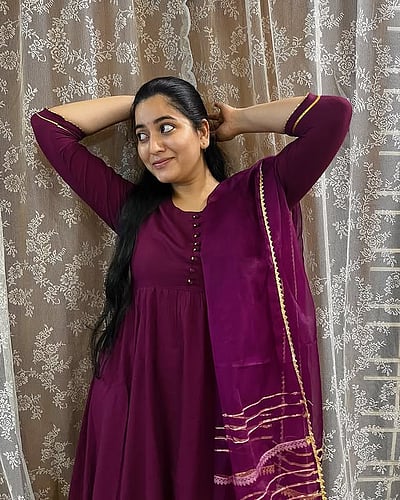 கண் இரண்டில் மோதி... சுதா!