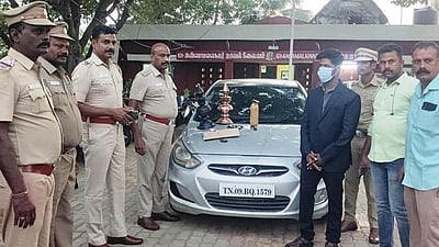 இரிடிய கலசங்களை விற்பதாக இளைஞரிடம் பணம் பறித்தவா் கைது