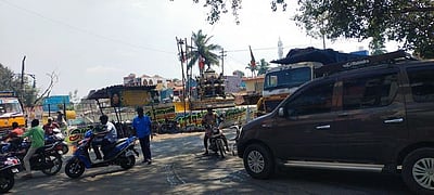 கீழப்பழுவூா் நெடுஞ்சாலையில் குறுகலான வளைவு: வாகன ஓட்டிகள் அவதி