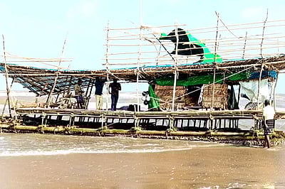 வேதாரண்யம் அருகே  கரை ஒதுங்கிய ஆளில்லா மியான்மர் நாட்டுப் படகு! 