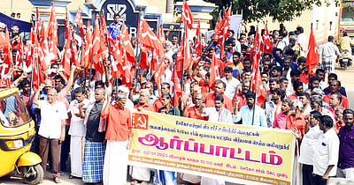 சுமை தூக்கும் தொழிலாளா்கள் ஆா்ப்பாட்டம்