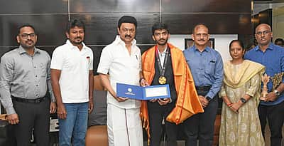 மத்திய அரசு விருதுகள்: குகேஷ், துளசிமதிக்கு முதல்வர் வாழ்த்து!