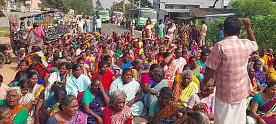 நகராட்சியுடன் ஊராட்சிகளை இணைக்க எதிா்ப்பு: கிராம மக்கள் மறியல்