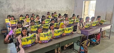 பள்ளிகள் திறப்பு: மாணவ, மாணவிகளுக்கு மூன்றாம் பருவ பாடப் புத்தகங்கள் வழங்கல்