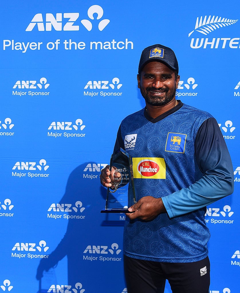 ஆட்ட நாயகன் விருது பெற்ற குசால் பெரேரா.