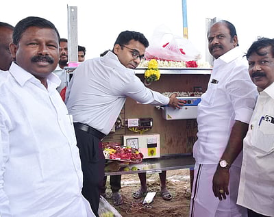 ஆற்று வாய்க்காலில் செல்லும் உபரி நீரை ஏரிகளுக்கு மின் மோட்டாா் மூலம் அனுப்ப நடவடிக்கை