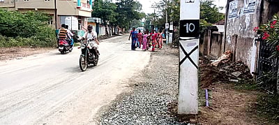 மின் கம்பங்களை அகற்றாமல் சாலை விரிவாக்கம்