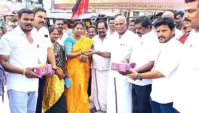 சங்ககிரி நகராட்சியாக தரம் உயா்வு: பட்டாசு வெடித்து கொண்டாட்டம்