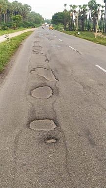 மேலப்பாளையம்- அம்பை சாலையை சீரமைக்கக் கோரி மனு