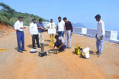 நைனாமலை பெருமாள் கோயிலுக்கு ரூ.30 கோடியில் தாா்சாலை பணி