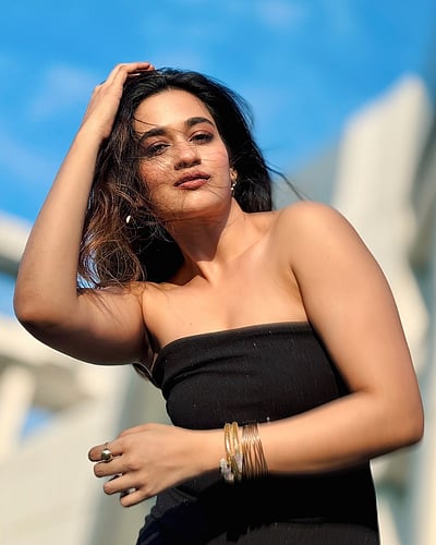 தலை கோதும் இளங்காத்து... காவ்யா அறிவுமணி!