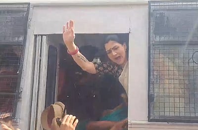 தடையை மீறி ஆர்ப்பாட்டம்: குஷ்பு உள்பட பாஜகவினர் கைது