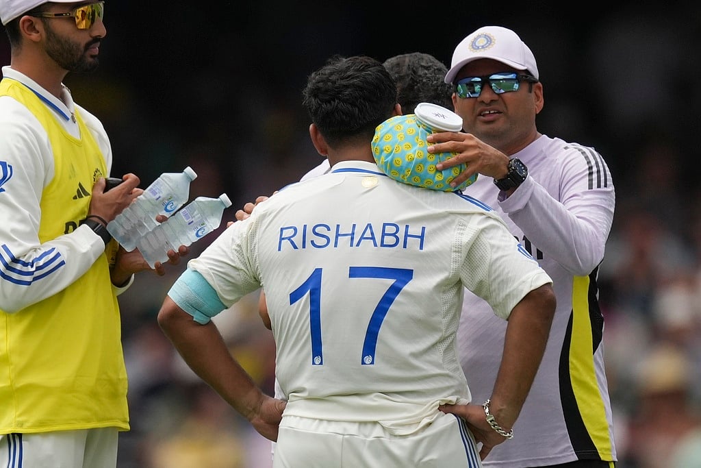 காயத்துக்கு மருத்துவ சிகிச்சை எடுக்கும் ரிஷப் பந்த்.