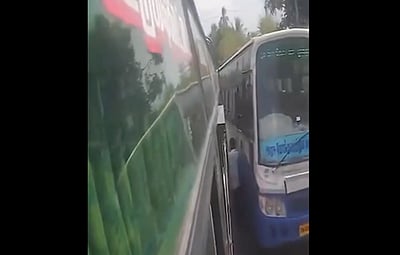 இரு பேருந்துகளுக்கு இடையே சிக்கிய இளைஞர்: மிரள வைக்கும் விடியோ!