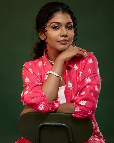 ஓர கண்ணால... ரித்விகா!