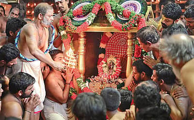 கோவிலுக்குள் சட்டையின்றிச் செல்ல ஆதரவா? கேரள முதல்வர் விளக்கம்