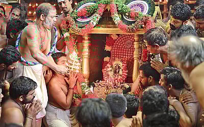 கோவிலுக்குள் சட்டையின்றிச் செல்ல ஆதரவா? கேரள முதல்வர் விளக்கம்