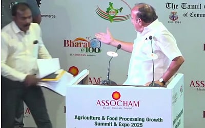 உதவியாளரை தரக்குறைவாக ஒருமையில் பேசிய அமைச்சர்!