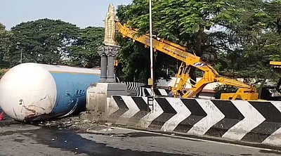 கோவையில் கவிழ்ந்த எரிவாயு டேங்கர் லாரி மீட்பு: மக்கள் நிம்மதி!