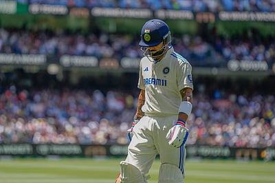 கோமாளி கோலி: மீண்டும் அவுட் சைட் ஆஃப் பந்தில் ஆட்டமிழப்பு! 