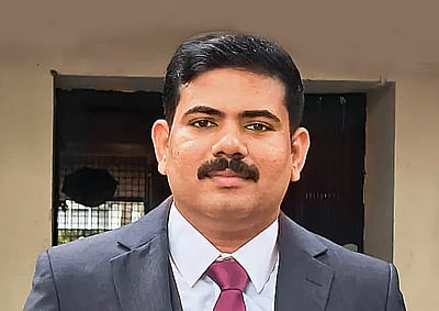 அன்று டெலிவரி பாய்; இன்று நீதிபதி!