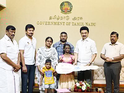 முக சீரமைப்பு சிகிச்சை பெற்று பயனடைந்த சிறுமிக்கு வீடு: முதல்வர் வழங்கினார்