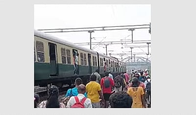 பல்லாவரம் - திரிசூலம் இடையே நடுவழியில் நிறுத்தப்பட்ட மின்சார ரயில் 