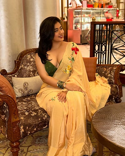 பூவைப்போல பெண்ணொருத்தி... நிகிதா ஷர்மா!