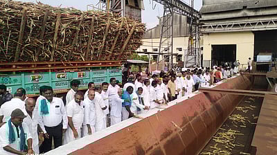சேத்தியாத்தோப்பு கூட்டுறவு சா்க்கரை ஆலையில் கரும்பு அரைவை தொடக்கம்
