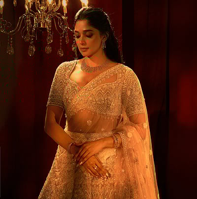 மேனியைத் தொடும் ஒளி அழகு... நைலா உஷா!