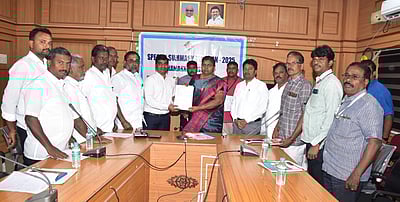 இறுதி பட்டியல் வெளியீடு: 
நாமக்கல் மாவட்டத்தில் 14,54,272 வாக்காளா்கள்