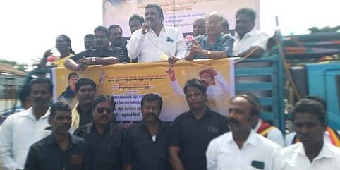 சிதம்பரம் காந்தி சிலை அருகே ஆா்ப்பாட்டத்தில் ஈடுபட்ட தேமுதிகவினா்.