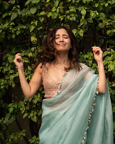 செங்கமலம் சிரிக்குது.. ஸ்வேதா திரிபாதி!